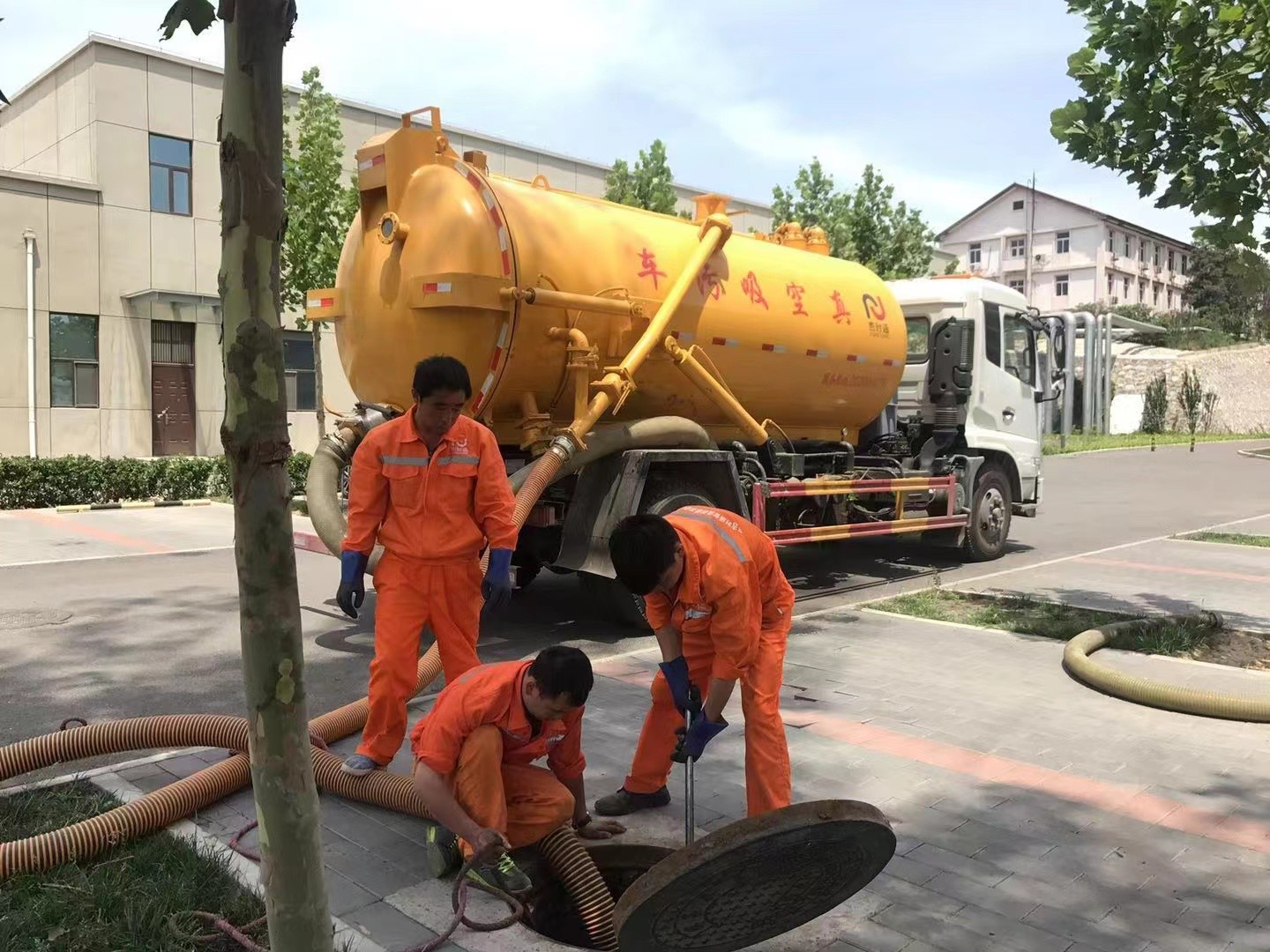 安源管道疏通车停在窨井附近