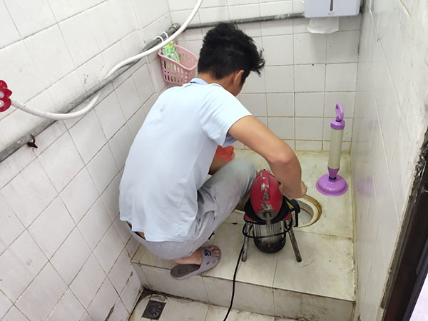 安源管道堵塞冒臭气 专业师傅现场解决问题