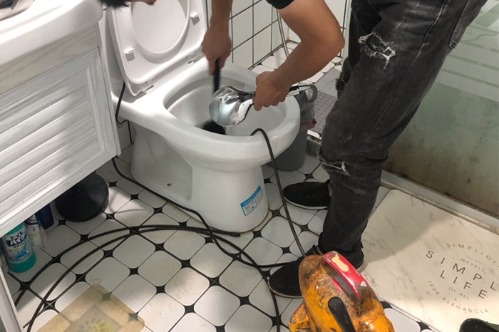 安源马桶堵塞自己疏通还是找师傅？专业上门服务让你省时更省心