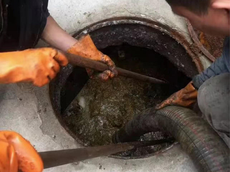 安源清理化粪池时如何避免沼气的危害？